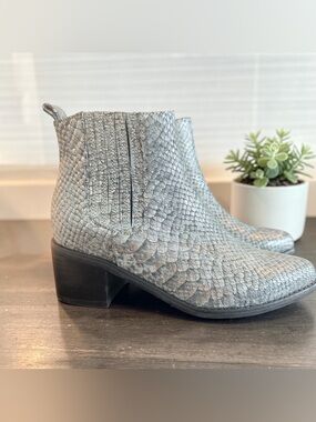 Blondo Elina Waterproof Suede Ankle Boots Black 6 Quiet Luxury